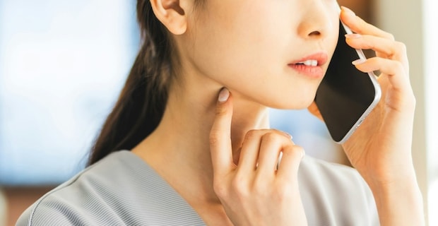 スマホ　女性　話す