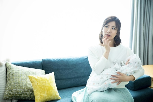 寝ている赤ちゃんを起こしてまで挨拶させるべき？義母に叱られた「来客マナー」の是非