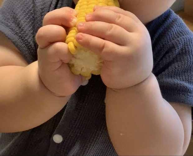 【育児ハック】子の後追いに疲れた母→“茹でトウモロコシ”渡した結果に大反響「最高」