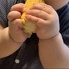 【育児ハック】子の後追いに疲れた母→“茹でトウモロコシ”渡した結果に大反響「最高」