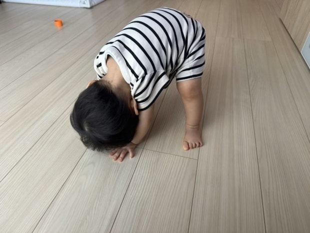 【悶絶】1歳息子のブームは「くまケツポーズ」→尊い後ろ姿に7千いいね「癒やされました」「うちの子も」