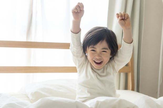 寝ているパパを起こそうとする2歳→感想を聞いた結果に1.7万いいね「正直すぎ」「草ｗ」