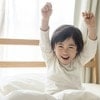 寝ているパパを起こそうとする2歳→感想を聞いた結果に1.7万いいね「正直すぎ」「草ｗ」