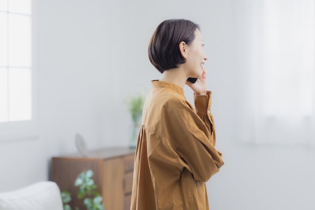 女性　家　自宅　スマホ　ショートヘア