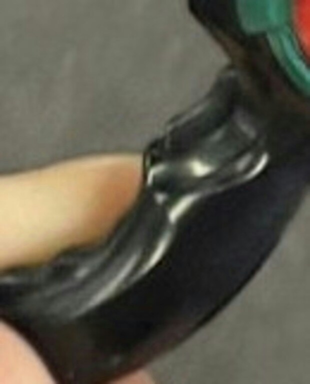 通園バッグから「スッ…」最強の武器を取り出した3歳→笑える結末に「かわいい」「おもしろすぎる」