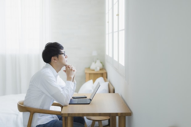 男　メガネ　窓