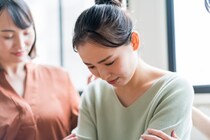 【恐怖】ターゲットを「静かに消す」魔術…→“フレネミーママ友”の狙いに気づいて背筋が凍る