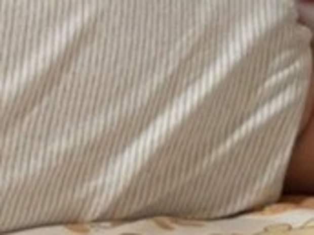 右しか向けない赤ちゃん→“哀愁ただよう背中”に3千いいね「後頭部あるある」「その悩みわかる」