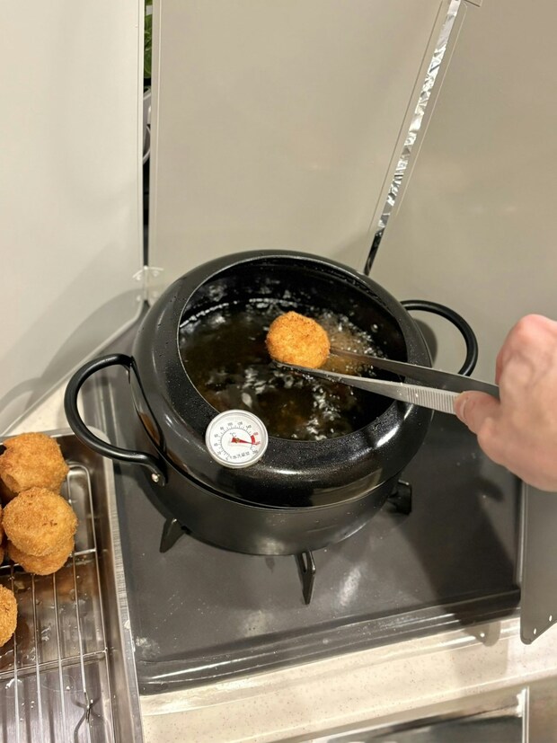 料理長がつぶやいた【揚げ物テク】→サクサク感が増す“誰でもできるコツ”に6千いいね「試します」