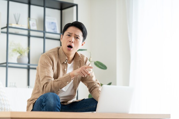 パソコン　怒り　男性　リビング