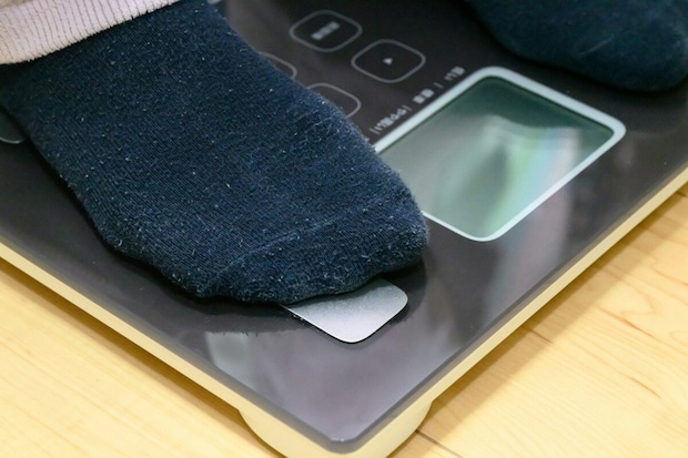 体重計の前で…2歳娘のピュアな問いかけ→苦笑い父に「筋肉増えただけ！」「節制しよう」