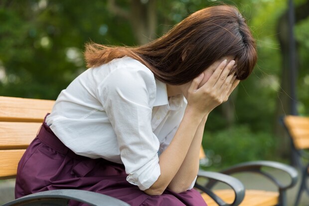 公園　泣く　女性