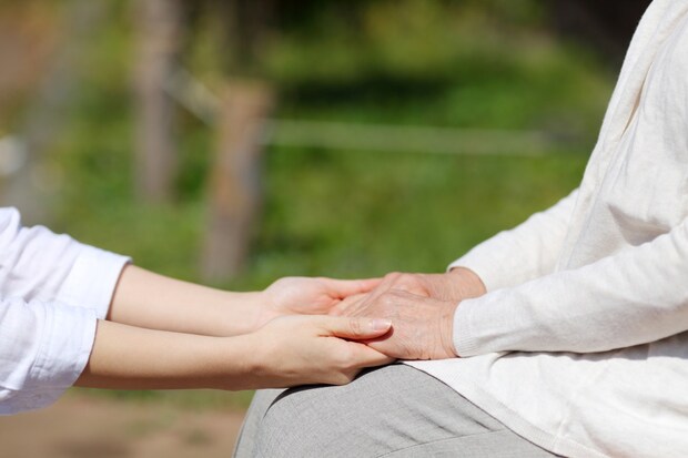 公園　ベンチ　手　握る