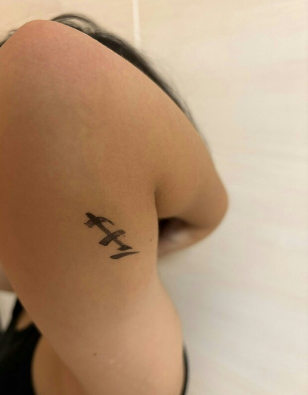 小3息子のひじにマジックで「き」→本人に聞いた“まさかの意味”に17万いいね「たまらん」