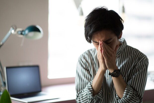 男性　泣く　自宅　反省