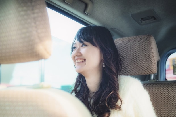 タクシー　友達　女性　後部座席