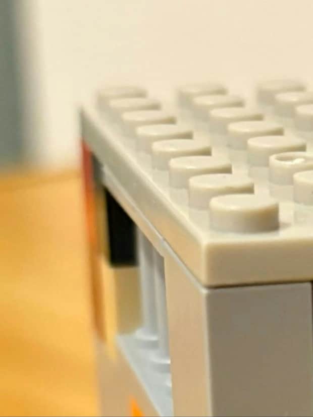 母がレゴで人形ハウスを自作→完成した家の【治安悪すぎ】1万いいね「看守いる」「見てみたい」