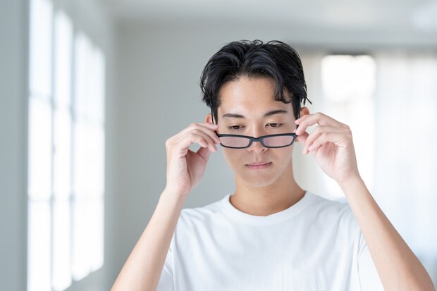 真剣　男性　目