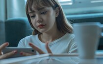 「忠告を無視したらドン底に堕ちる」お節介な友人のSNSに【戦慄】｜なんでも不倫につなげる友人