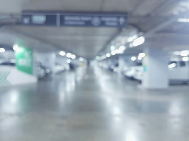 友人から届いた「ピンぼけ写真」→一目見て【疎遠宣告する】と決めた理由｜なんでも不倫につなげる友人