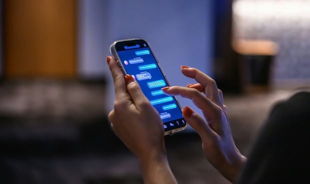 不幸の相談に乗りたがる元友人は「フレネミー気質」→離れて気づいた本性｜なんでも不倫につなげる友人