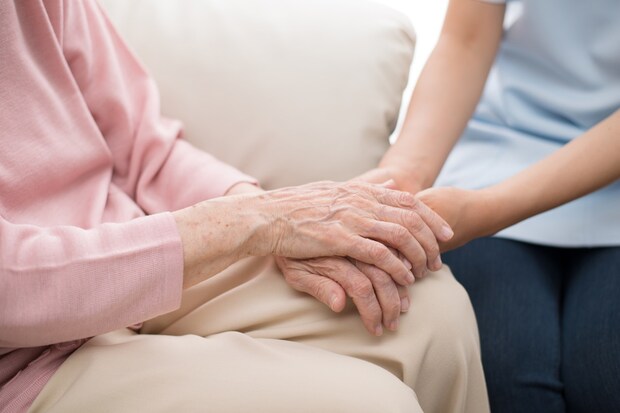 手を握る　女性