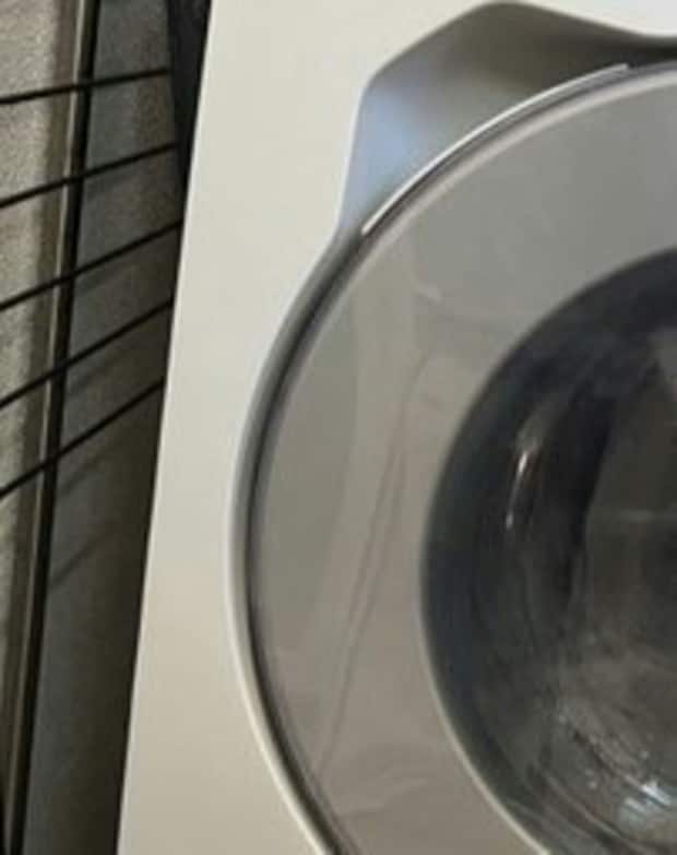 「子どもって不思議」→洗濯機前にちょこん…【愛おしすぎる光景】に1.1万いいね「可愛すぎんかｗｗｗ」