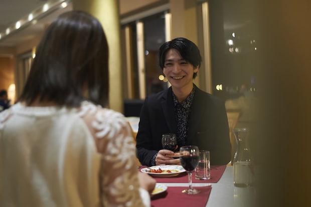 男性　女性　エスコート　食事