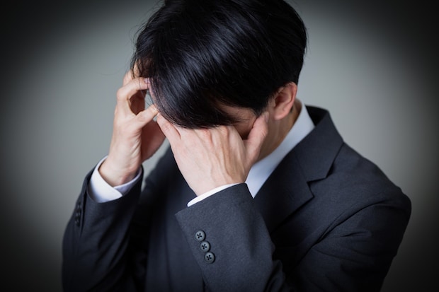 泣く　男性　スーツ　　絶望