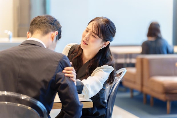 喧嘩　女性　レストラン