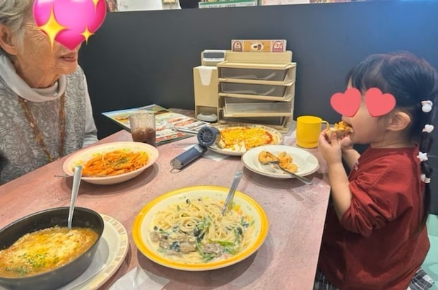 「情報量が多すぎるw」92歳×3歳の【決してかみ合わない会話】に12万いいね「凄いw」「幸せな光景」