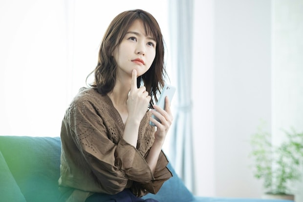 女性　スマホ　イライラ