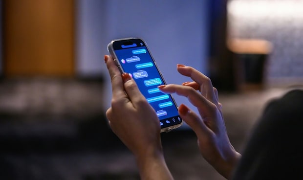 スマホ　暗い　女性