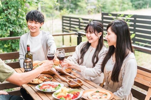 バーベキュー　庭　日本人