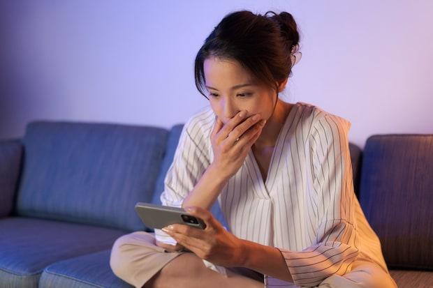 スマホ　女性　驚き　夜