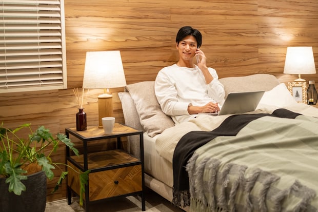 寝室　電話　男性
