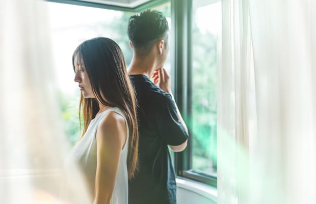 夫婦　喧嘩　背中