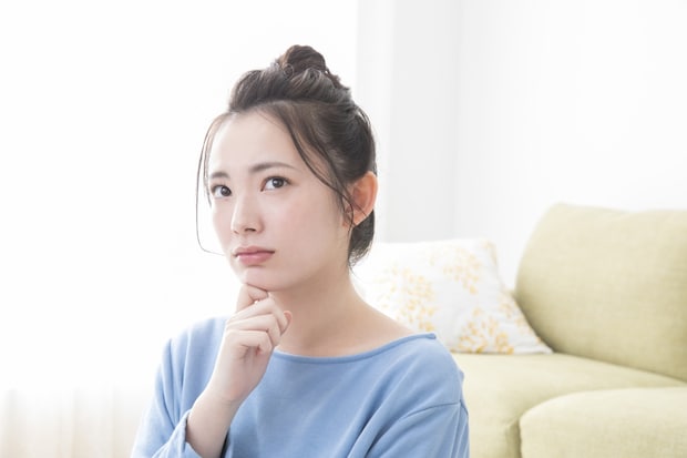 悩み　リビング　女性