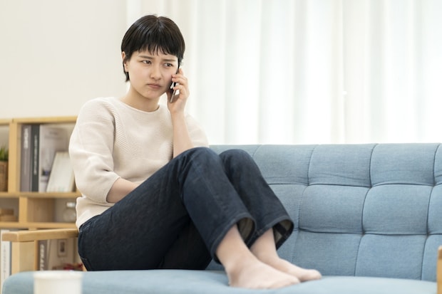 女性　電話　家　深刻　日本人