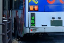 【感動】バスを降りて座り込んだ女性→運転手の“とっさの行動”に絶賛の嵐「グッジョブ」「優しい心」