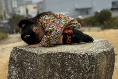 3歳娘のかくれんぼ→丸見えなのに“隠れてると思った”理由に1万いいね「間違いなく…」「可愛すぎ」