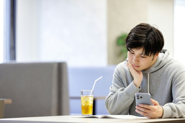 おじさん(33)がファミレスで号泣→隣から聞こえた“尊い会話”に3千いいね「胸が熱くなりました」