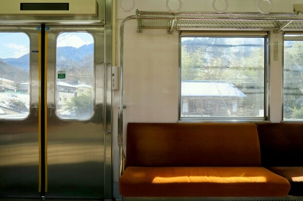 屈強な男性が「不自然な動き」→電車内で起きた幸せ話に11万いいね「優しい」「幸あれ…」