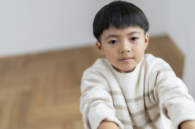 子供　見上げる　息子　家