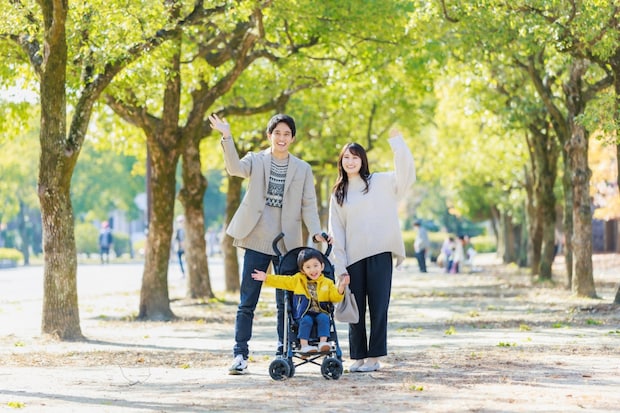 公園　手を振る　パパ　ママ