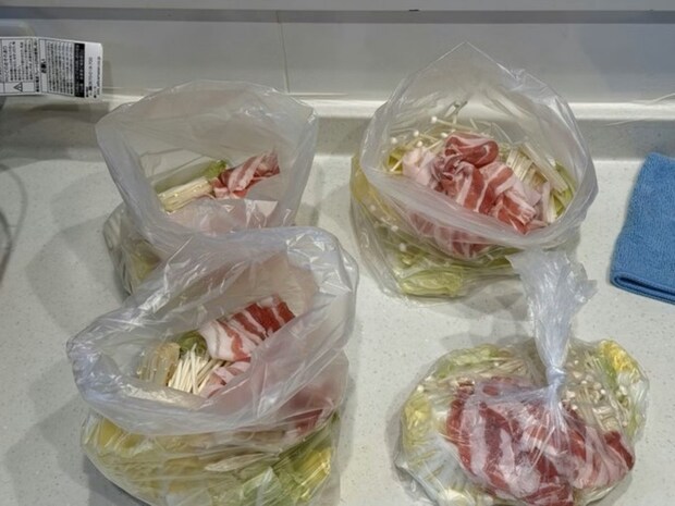 ビニール袋で小分けした肉と野菜→6万いいね集まった使い方に「役に立つ」「もう最高」