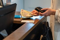 バーテンダー発信「お金をすぐレジに入れるな」常連客の助言拡散に1万いいね「お互いのため」「鉄則」