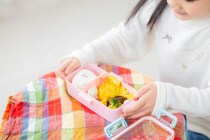 「怖い話します」園が販売する遠足写真→【見えたもの】告白する投稿に反響「めちゃ怖」「ガン見」