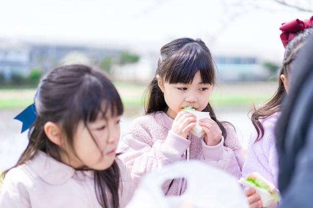 園児　外　友だち