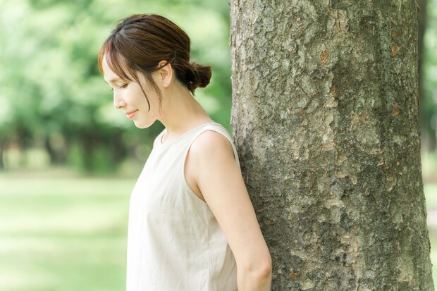 女性　横顔　俯く　公園